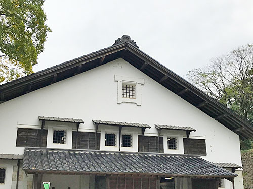 鶴丸倉庫の窓