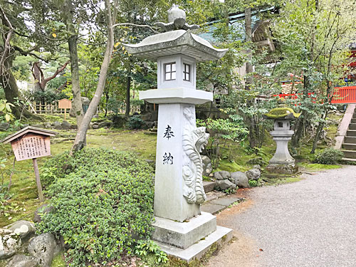 白蛇龍神の灯篭