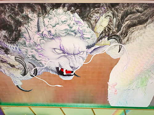 天井の白蛇龍神の画