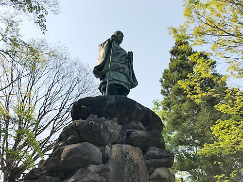 高い台座に立つ蓮如像