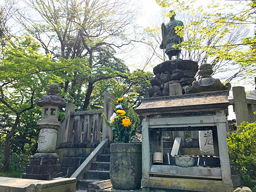 手水舎と燈篭
