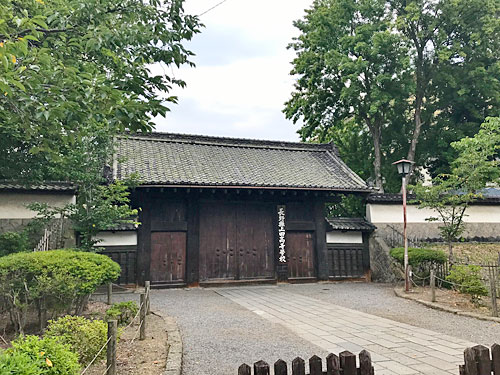 門の正面