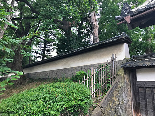門の脇の壁