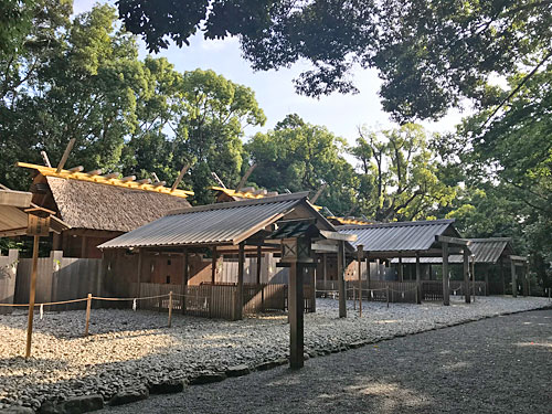 4つに連なる社殿