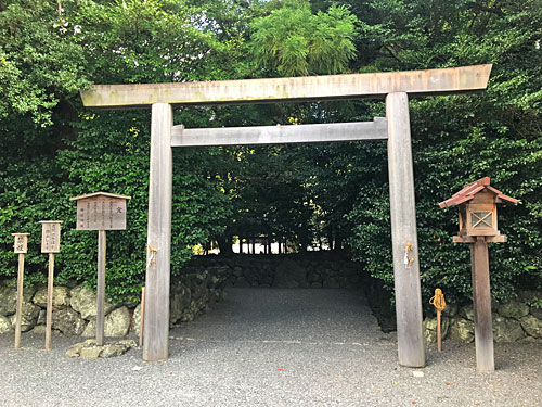 月夜見宮の入口の鳥居