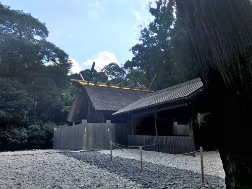 社殿の屋根の仕立て