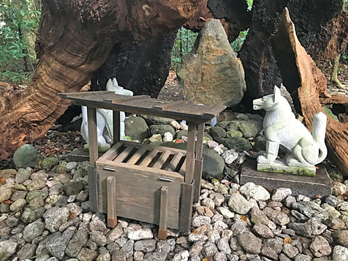 狛狐とご神体の石