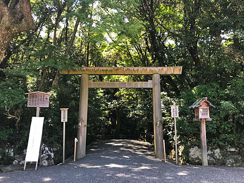 入口の伊勢鳥居