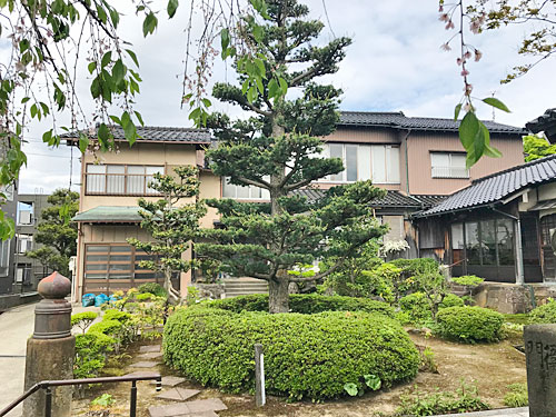 光覚寺の前庭
