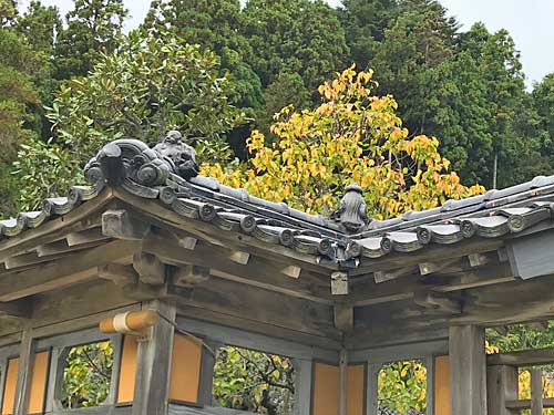 塀の上の七福神像