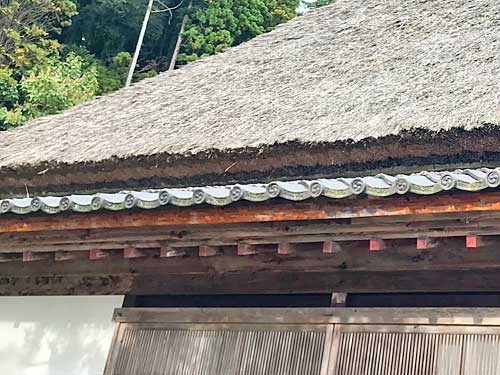 茅葺屋根の軒先