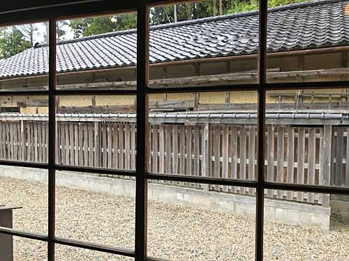 高流しから見える別棟
