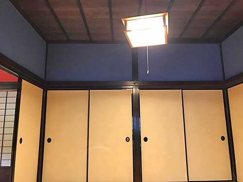 岡部家の群青色の壁