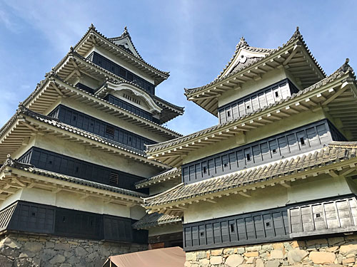 複数の建物が連結された天守閣