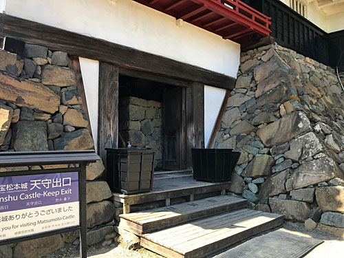 松本城天守閣の出口