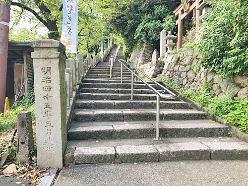 参道の長い石段
