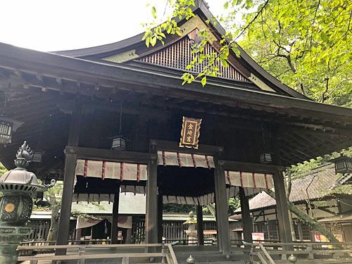 神楽殿　斜め前から
