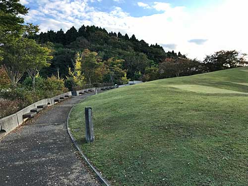 本館までの庭