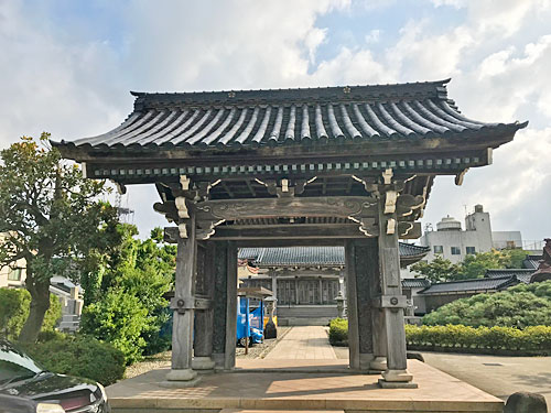 専念寺の山門