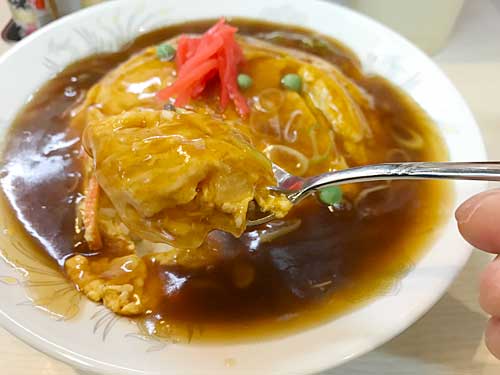 天津飯の玉子焼きと餡