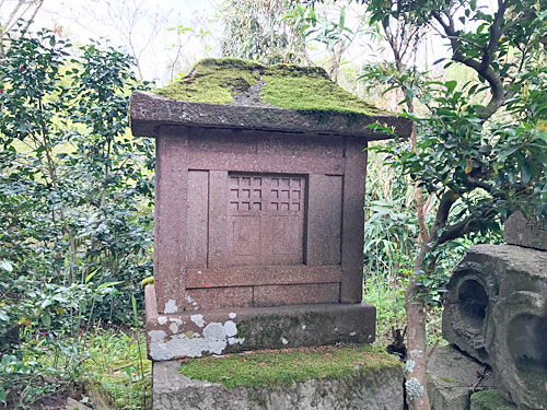 古い石作りの祠