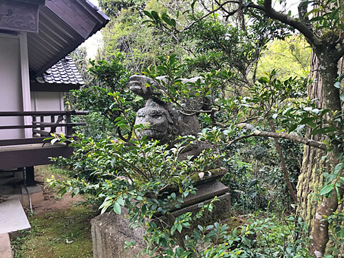 逆立ち狛犬