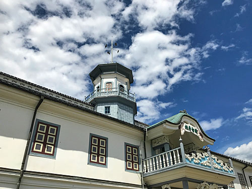 中央のバルコニーと塔