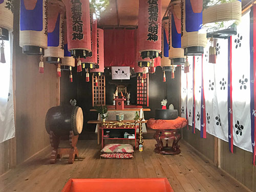 鎮守堂の内部