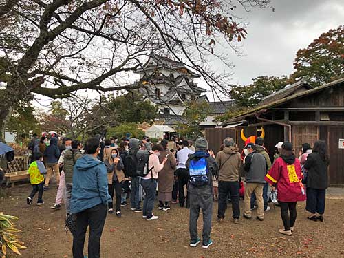 ひこにゃん目当ての人だかり