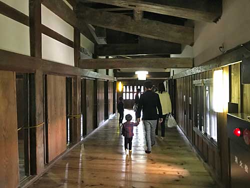 内部の廊下