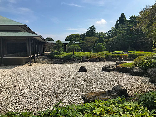 神宮美術館の日本庭園