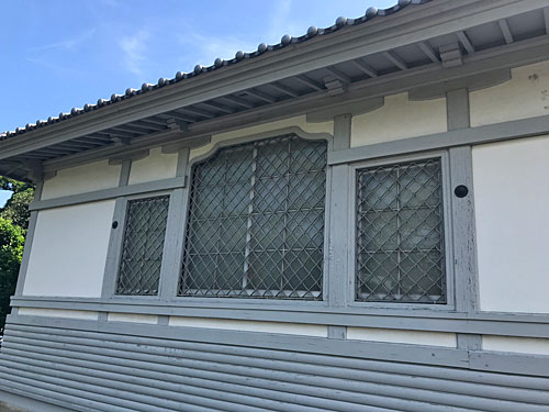 神宮農業館の窓