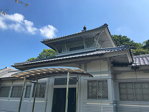 正面の塔
