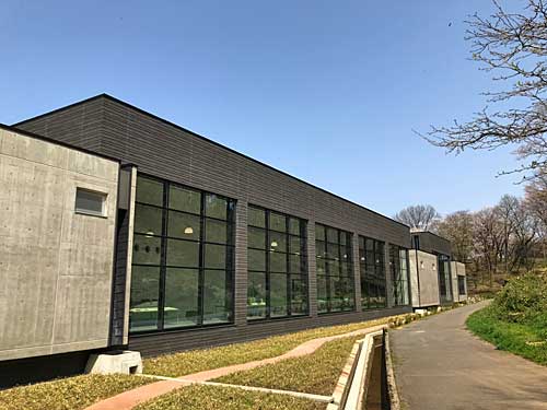 山側から見た本館