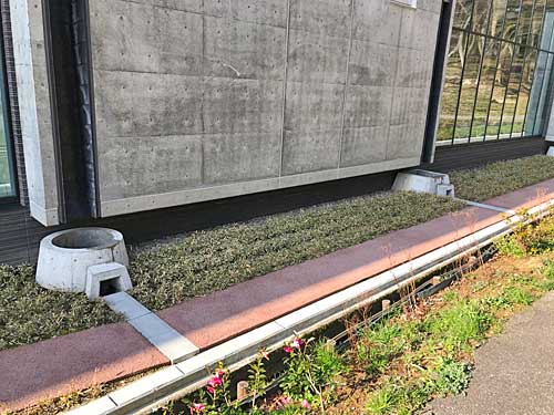 古墳の形をした雨水受け