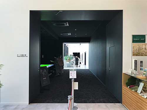 展示スペースへの入口