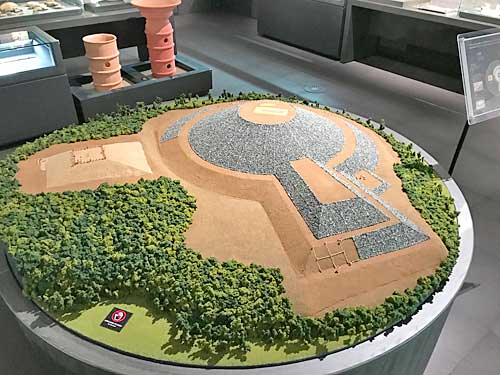 秋常山古墳1・2号墳の模型