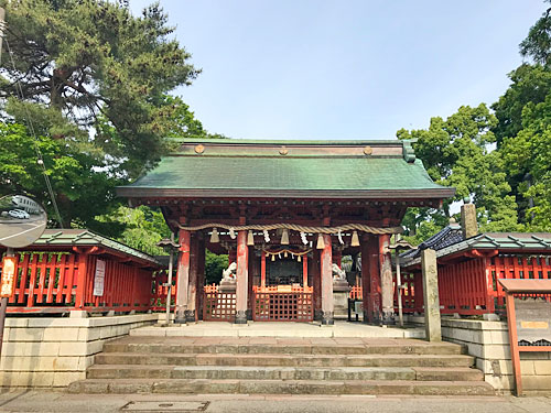 朱塗りの八脚門