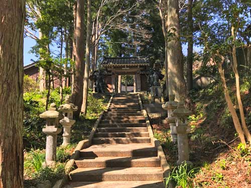 實相寺の山門と石段