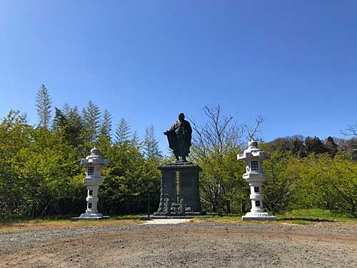 駐車場にある日蓮像