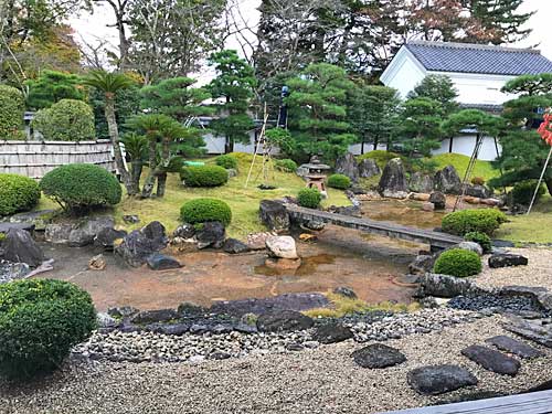 池泉回遊式の日本庭園