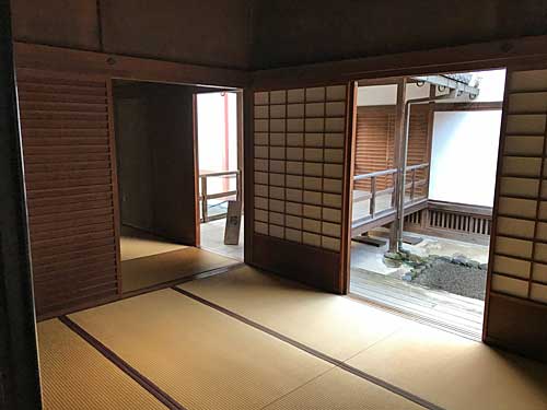 局に続く渡り廊下
