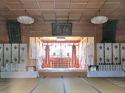 拝殿内部