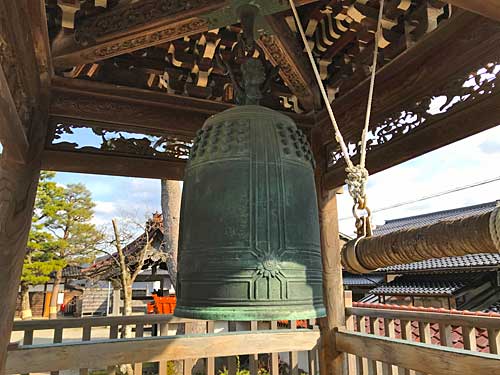 鐘楼に吊るされた鐘