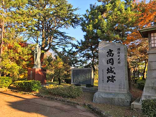 高岡城跡入口
