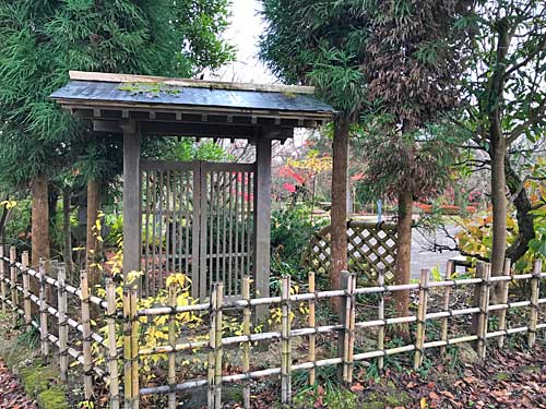 茶室庭園っぽい門と竹垣