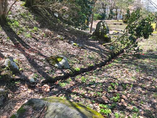 枯池の排水路