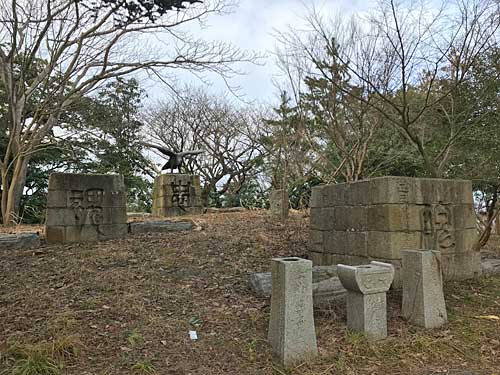 解体した忠霊塔のパーツ