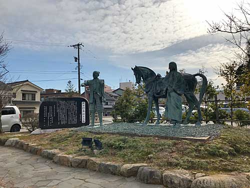 小丸山城址公園入口の利家とまつの像