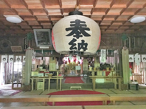 小坂神社の拝殿内部